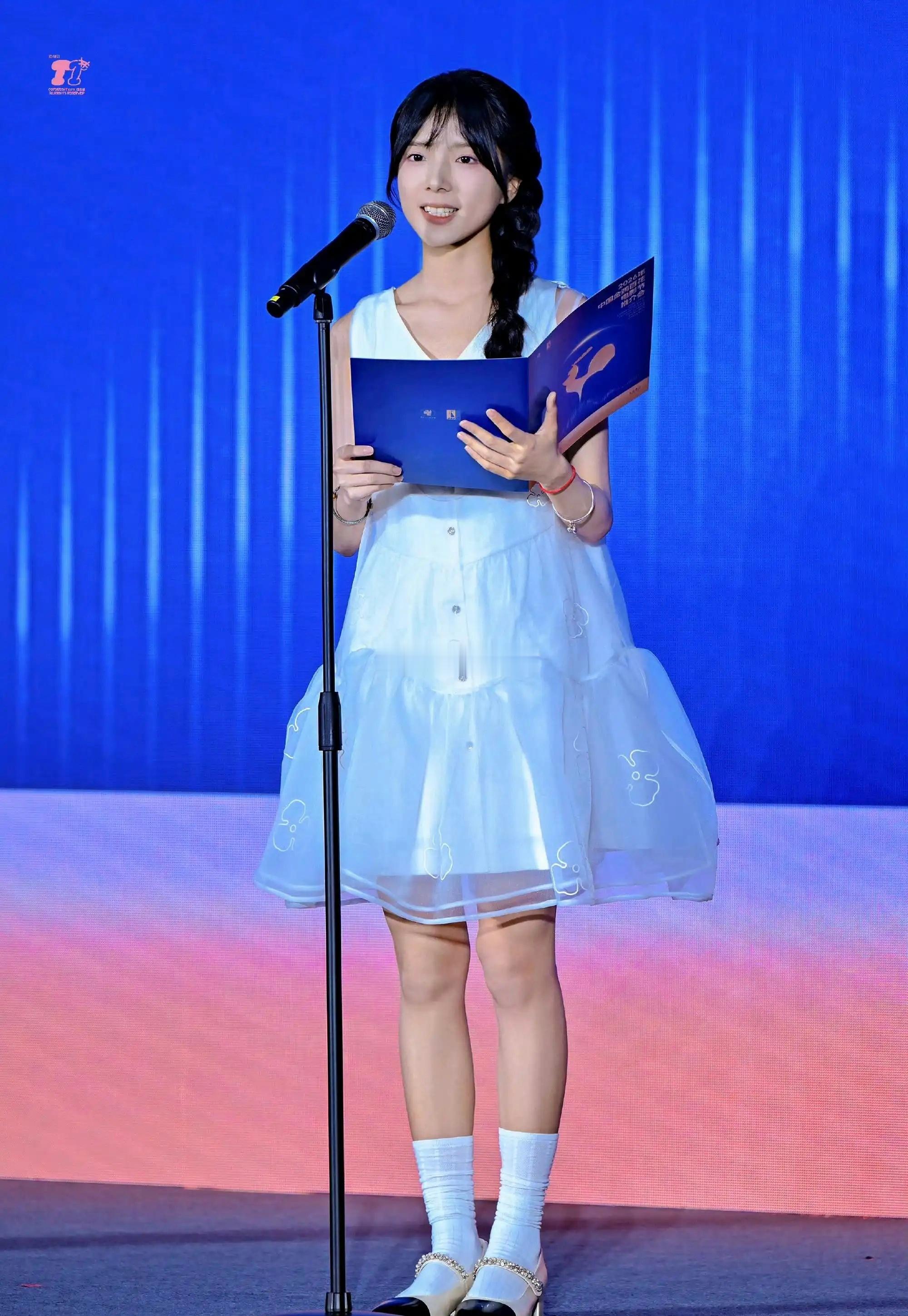 新晋00李思潼五官一般，唯一的优势就是骨相了吧，天生的大荧幕脸