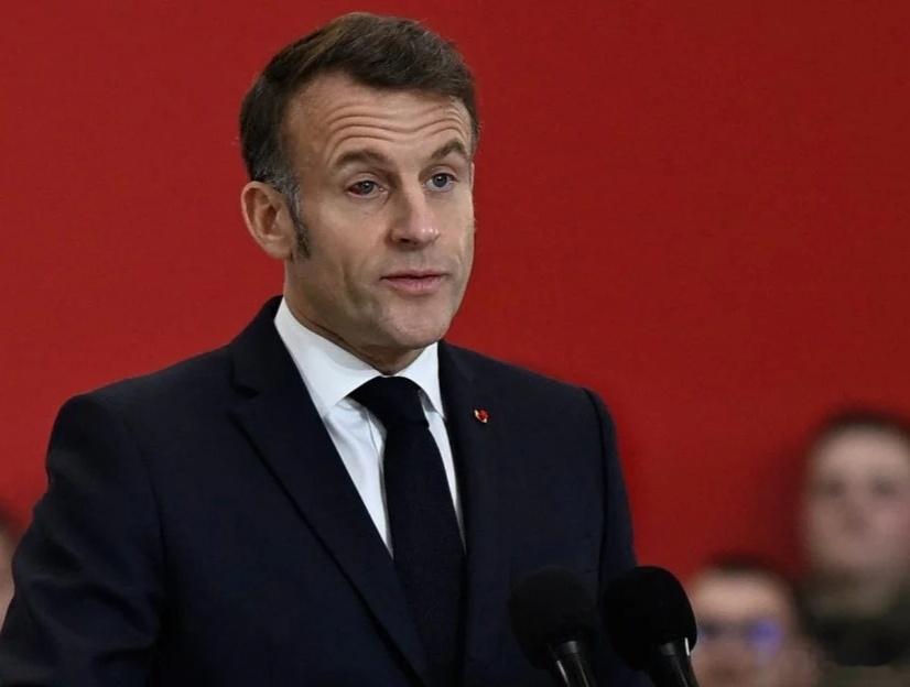 马克龙右眼有异样，法国网民调侃他是不是又被媳妇教育了。