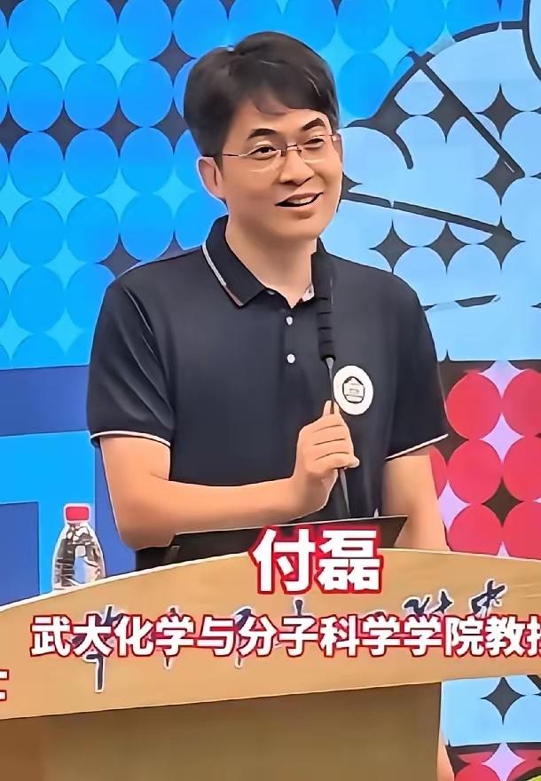 靠着老岳父铺路步步高升，老岳父一死原形毕露，这就是凤凰男的本性，真为付磊老婆不值