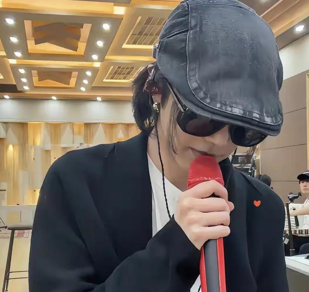 娱乐圈从来都不缺大瓜，华晨宇估计现在肠子都快要悔青了华晨宇这波演唱会延期，确