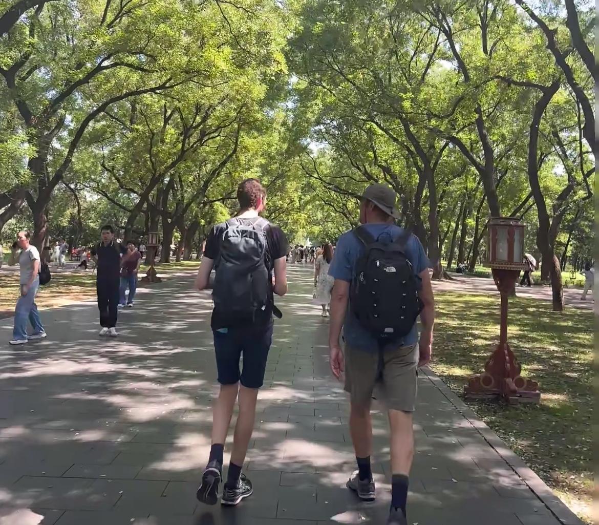 亚洲人个子比较矮的这种说法已经是过去时了，外网热议，中国零零后女生的身高超过了美