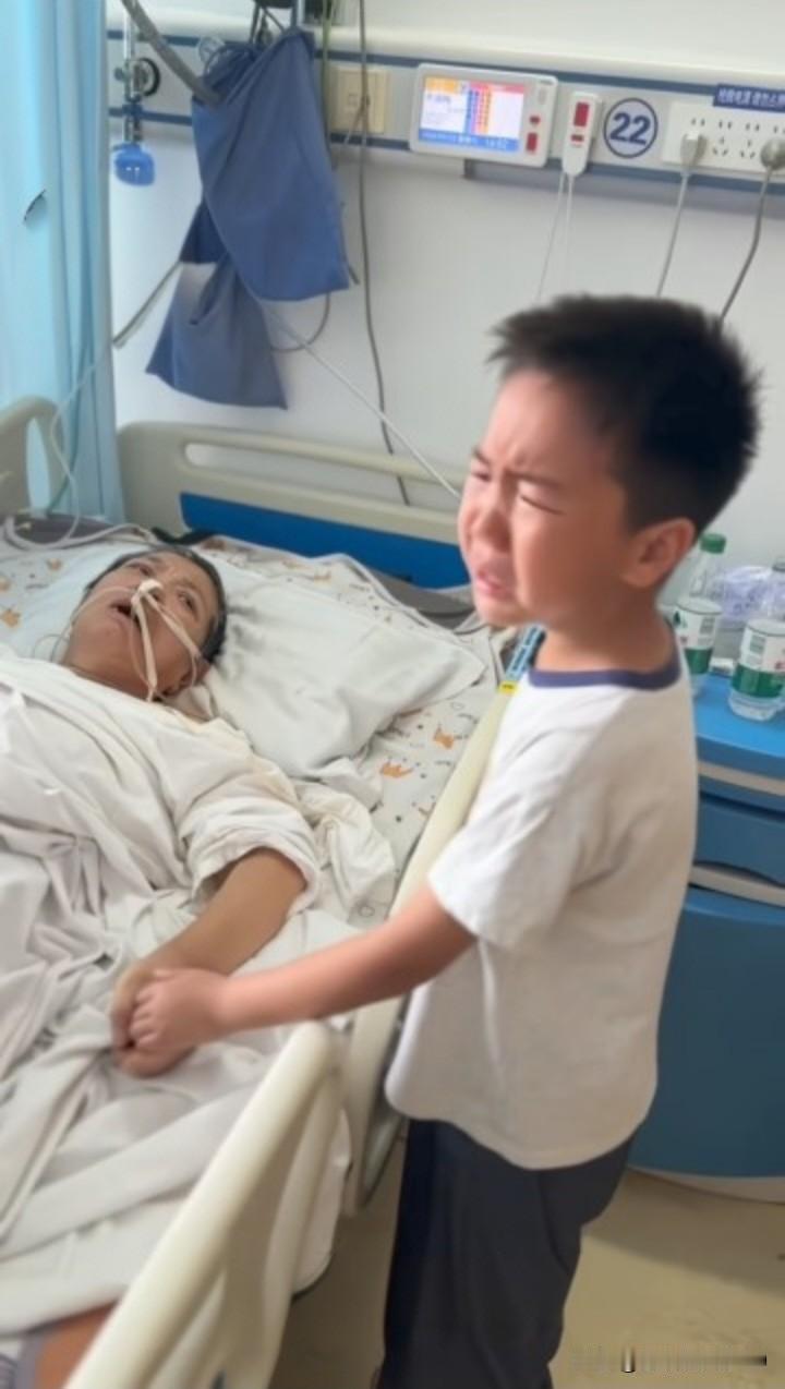 这情景令人动容。奶奶病重住院，妈妈带8岁儿子去探望。孙子走进病房，看到奶奶插着管