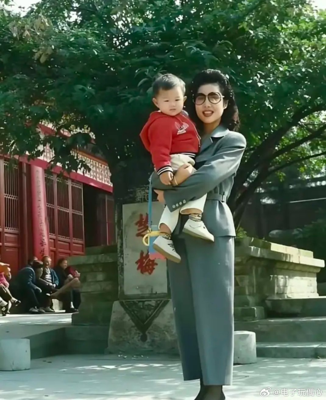 梦鸽抱着1岁李天一，27年前这张老照片，贵气逼人