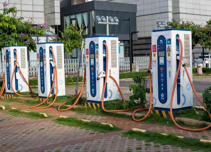 这次是真的下了命令，党政机关、公立学校、医院，甚至是政务大厅，哪怕地方再挤，也得