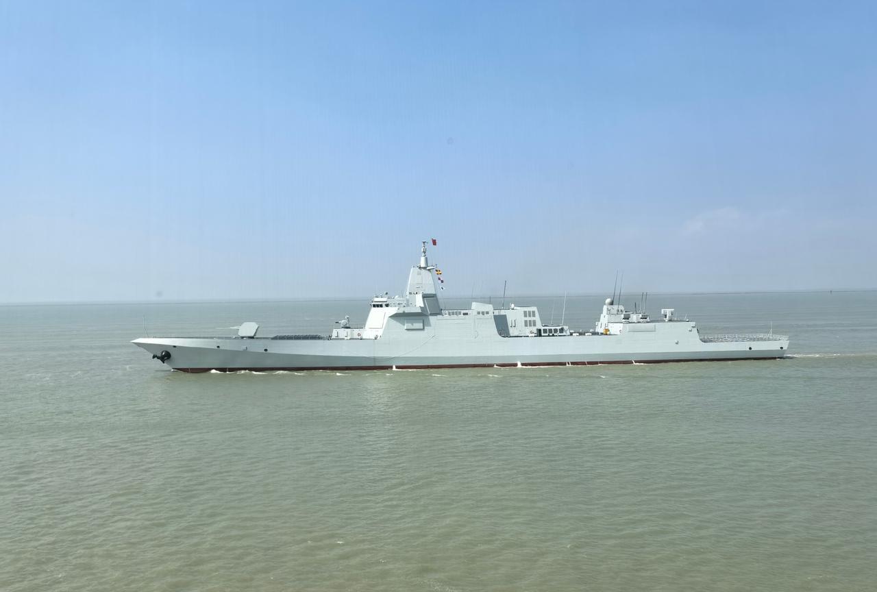 109“东莞”舰驶离江南造船厂，东海舰队将迎来首艘055万吨大驱8月5日网友拍