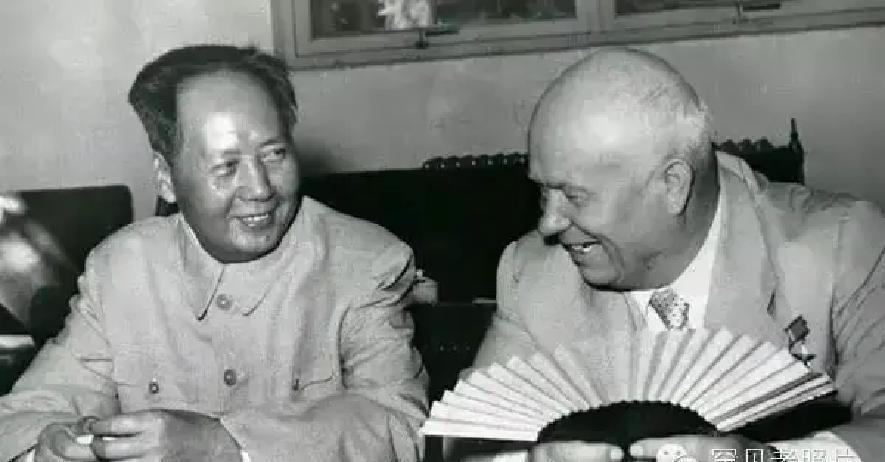 1957年11月在莫斯科，毛主席与赫鲁晓夫第三次共进晚餐。步入餐厅时，赫鲁晓夫靠近毛主席，故意做出为