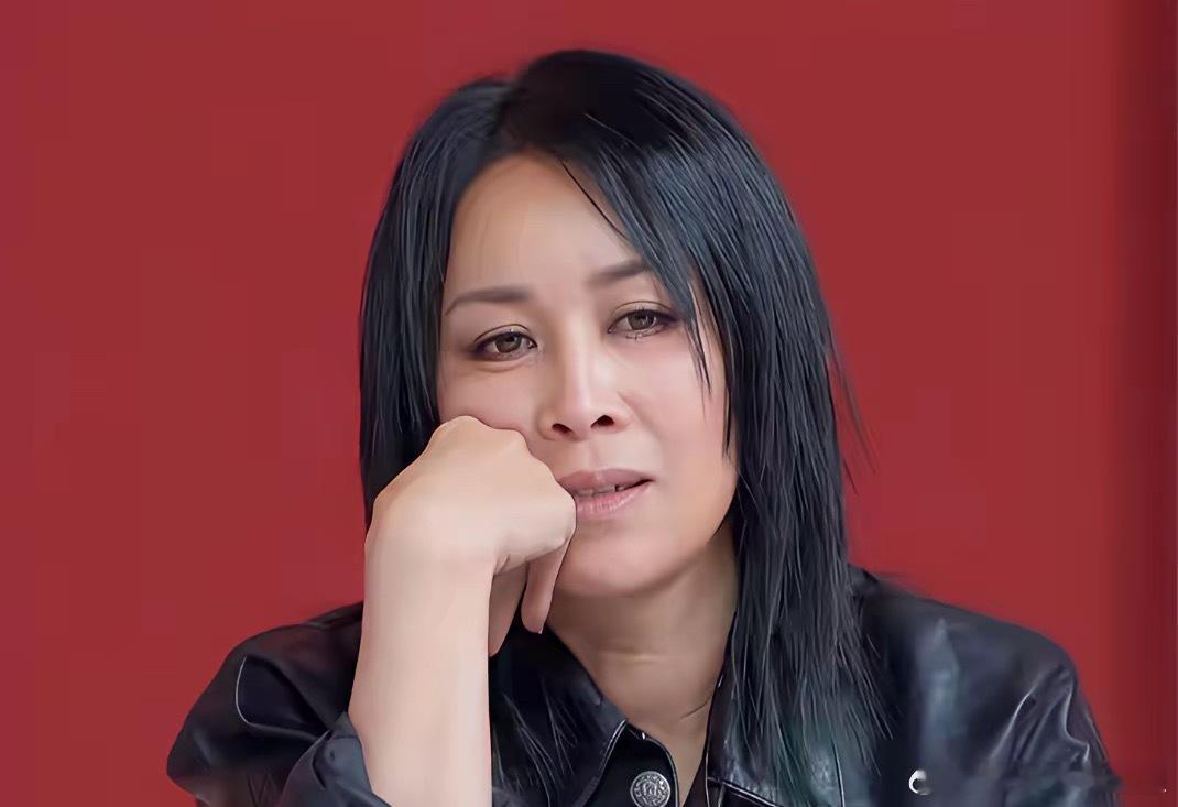 那英说:“我一离开化妆师就不行，不捯伤看着就像70岁。”众人听得一脸惊呆的。​在