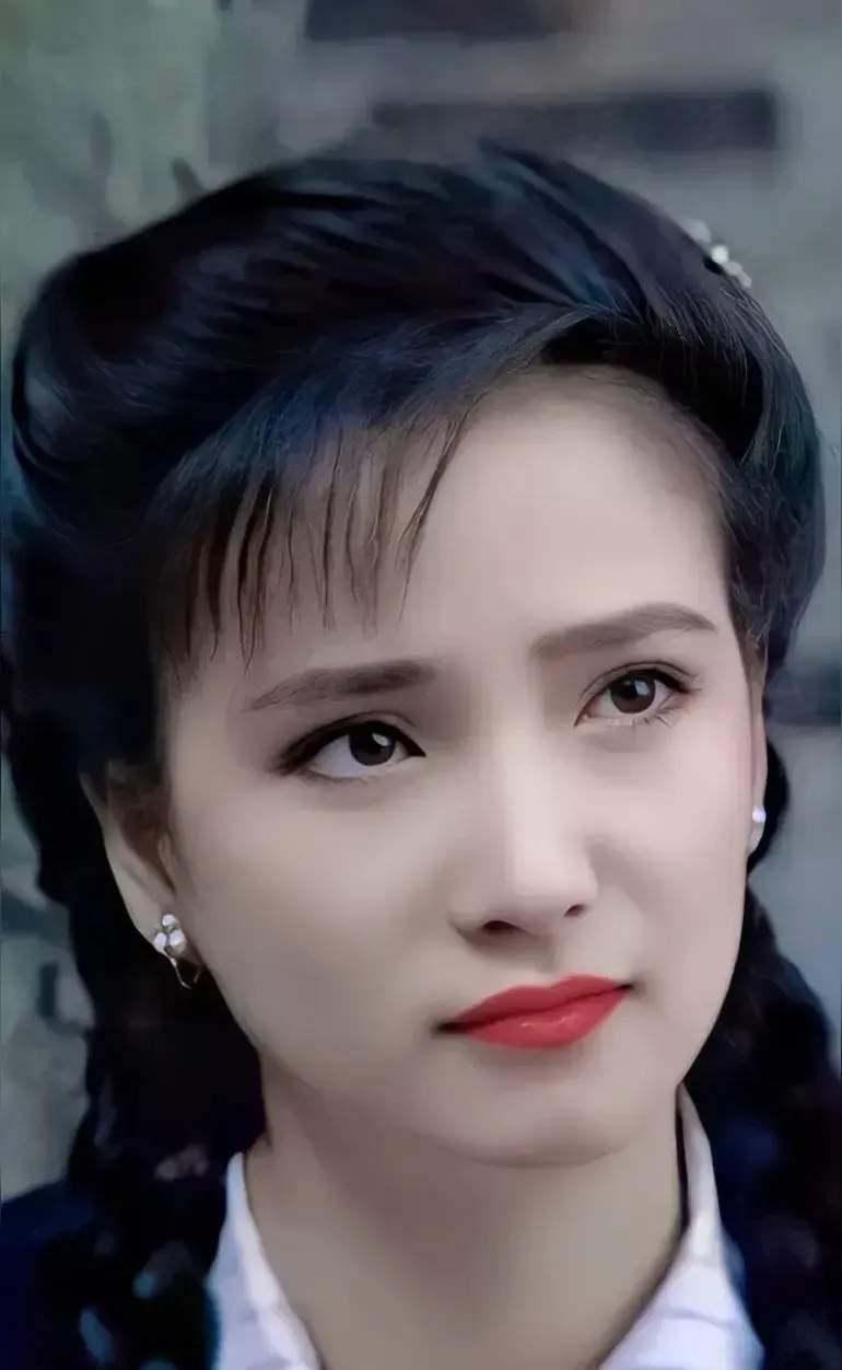 我闺蜜曾经在北京东单见过何晴，她说了一句话至今记忆尤深，她说何晴和我们荧屏上