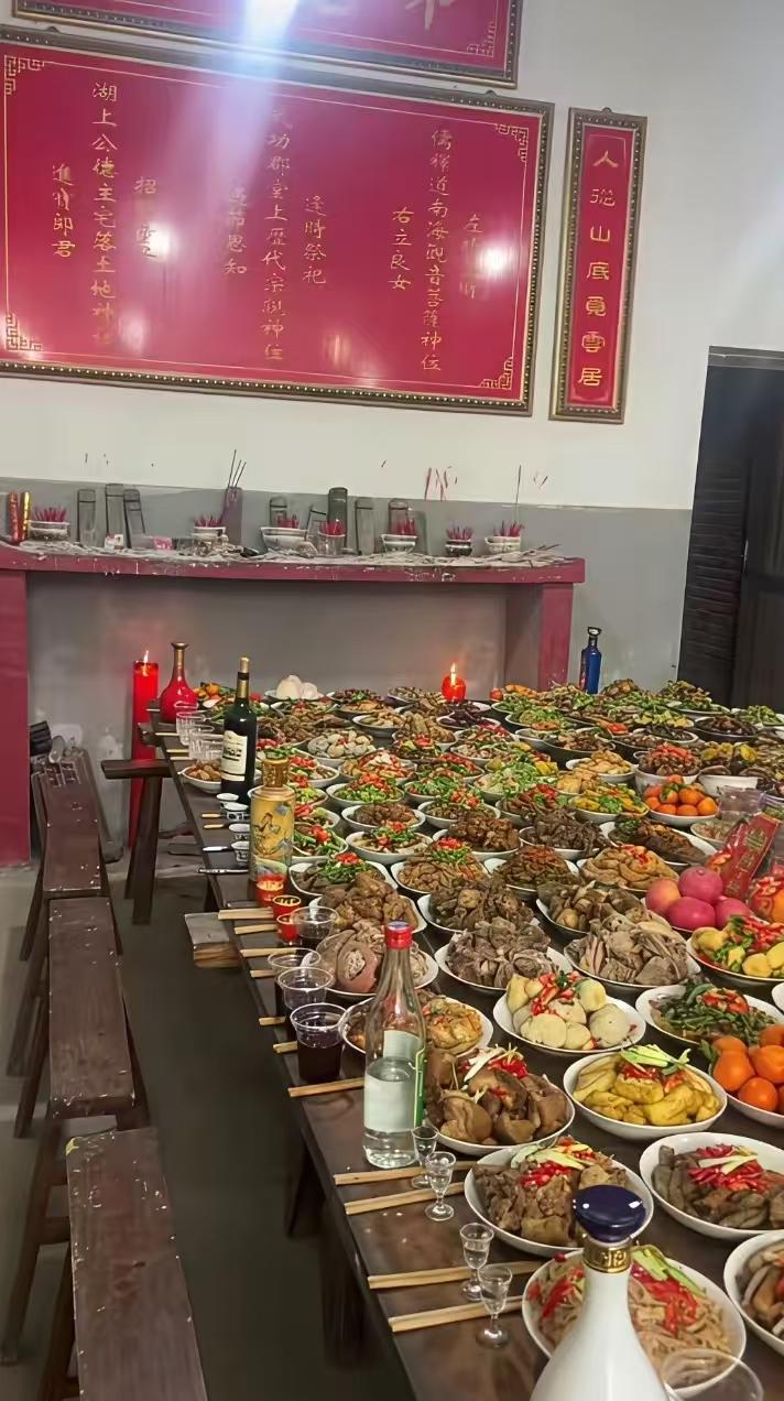 这是我见过最丰盛的年夜饭。这像包工头煮给工人吃的年夜饭，人多菜多。看着就喜庆