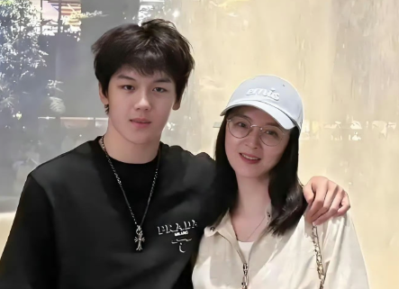 王艳改造老公不如改造儿子她这一步走的太对了球球小时候特别调皮，加上奶奶无