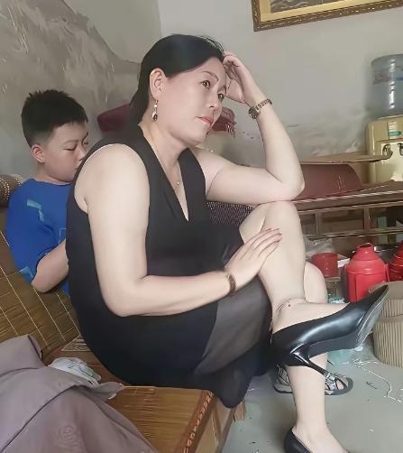一个女人离了婚，独自带着一个11岁的儿子，想再找个伴侣重新开始。她很坦诚，不要彩