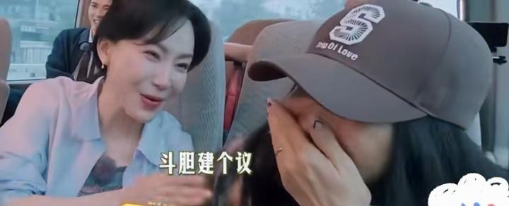那姐说:你们同意睡到自然醒吗？陈数满带笑容第一个回应:我同意，睡眠充足。紧接