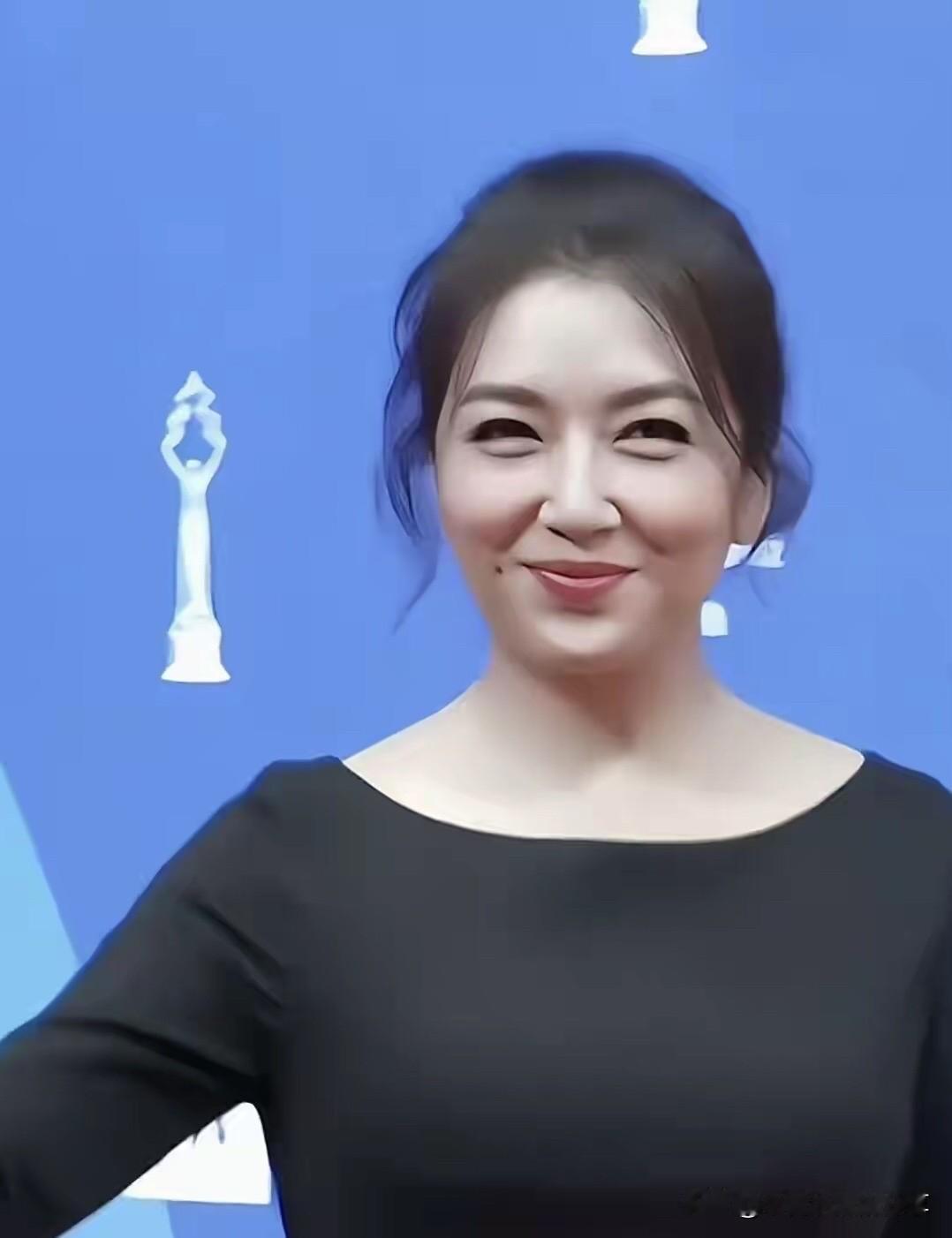 这才是典型的古典美女形象，在90年代她的颜值跟何晴、陈红不相上下，如今50多岁了
