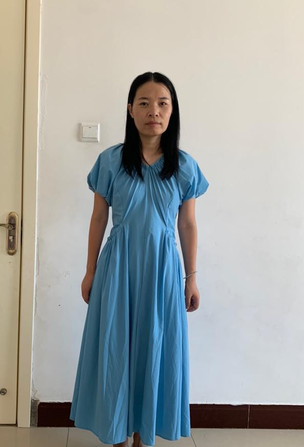 买了两条连衣裙，老公说都不好看，让我退了吧……不死心，拿着照片问闺蜜，闺蜜说都