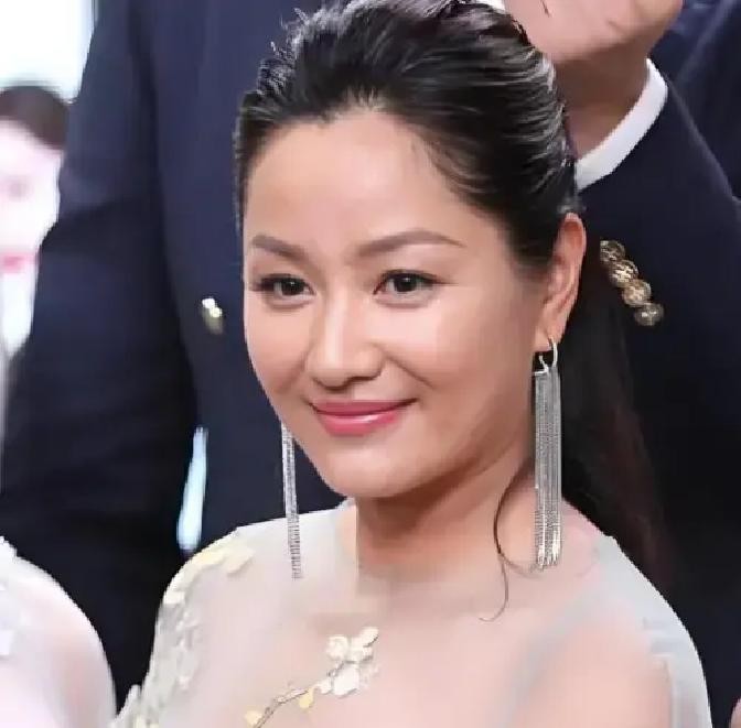 当年张艺谋眼毒，一眼看穿那个生面孔图的是女方的名气和资源他私底下劝过当红的瞿颖别太上头，可惜陷入爱情