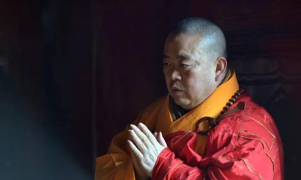 10多年前去少林寺，佛前功德箱旁站一和尚，看着你能往功德箱捐多少钱，少于100元