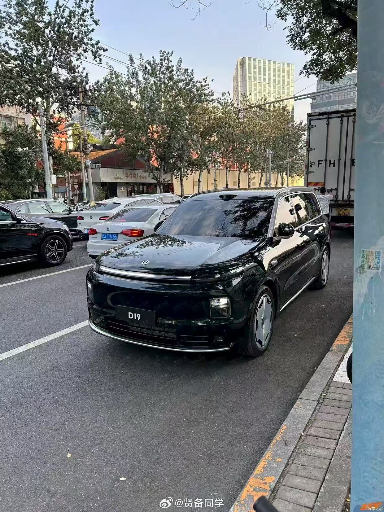 看到群友发的图，零跑D19？这个设计[笑着哭][捂脸哭][捂脸哭]我怕他到时