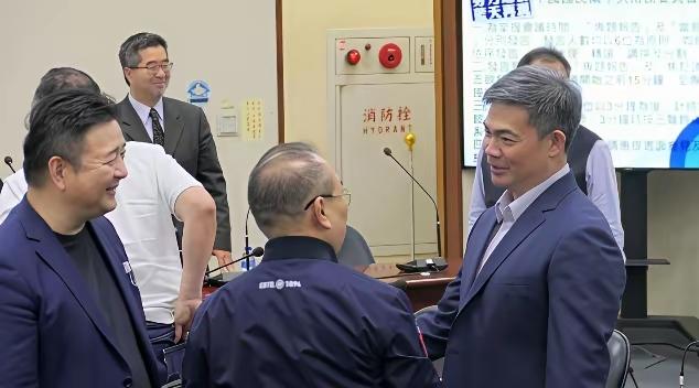 连胜武今日首度以党务主管身份列席中常会，有不少上来巴结他的中常委，大家有说有笑，