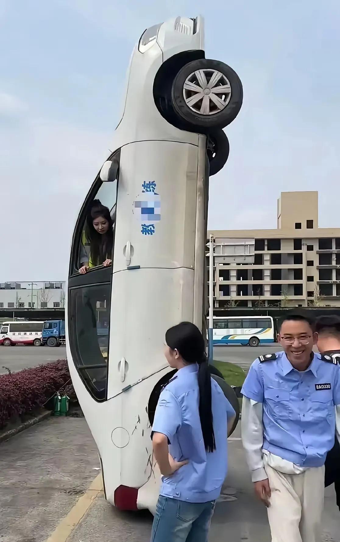 这学员吓坏了吧，练个车，跟开火箭一样