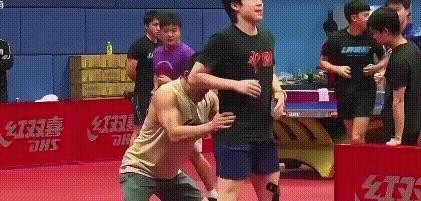 20天瘦16斤，王楚钦这训练量，陪练都扛不住！曹巍直播亲口说，整个封训王楚钦练
