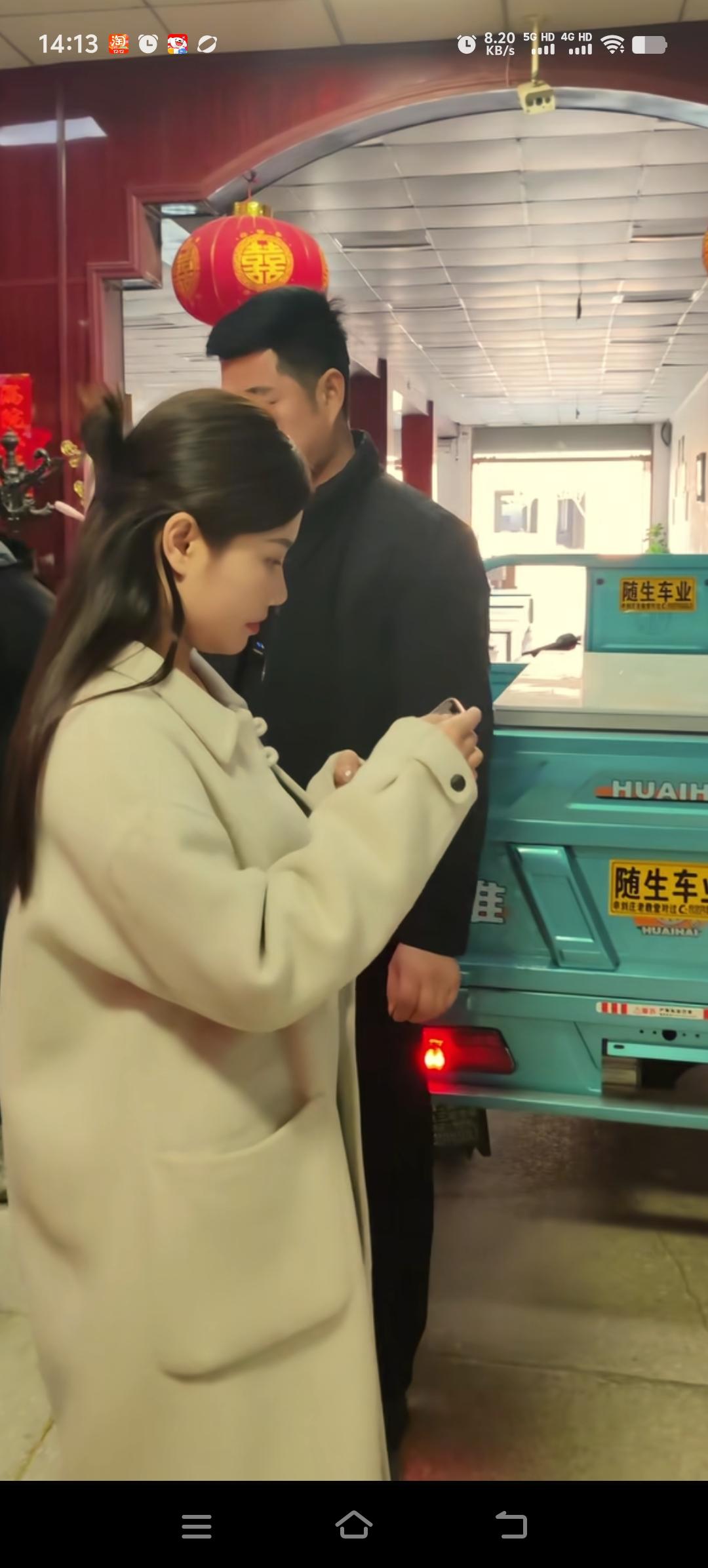 养育之恩重如天。杨妞花五岁时来到河北邯郸养父家中，那时的她总是抬不起头，只因有人