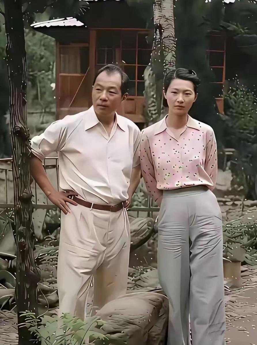 这是35岁的赵四小姐和张学良的罕见合影，都看看吧，这可不是演员扮演的。16岁