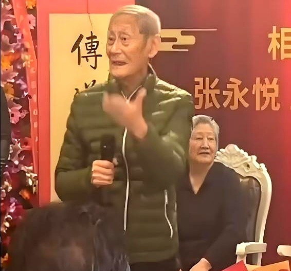 老艺术家收徒引争议这老爷子收徒排场真大，一堆老前辈都来了