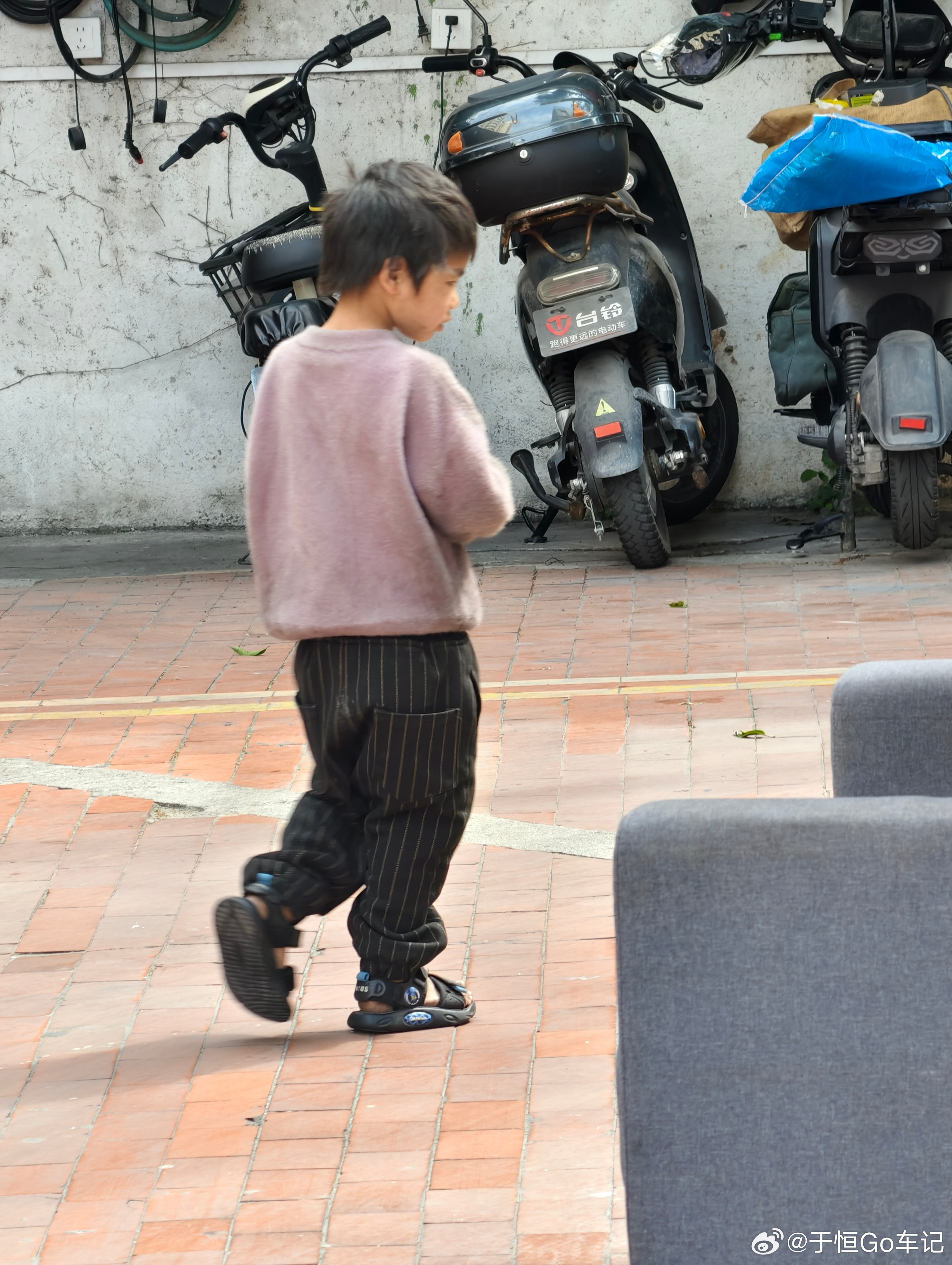 这一身脏兮兮的孩子又来了，自己进来店里拿了个糖，衣服还和上周看到时候一样脏兮兮的
