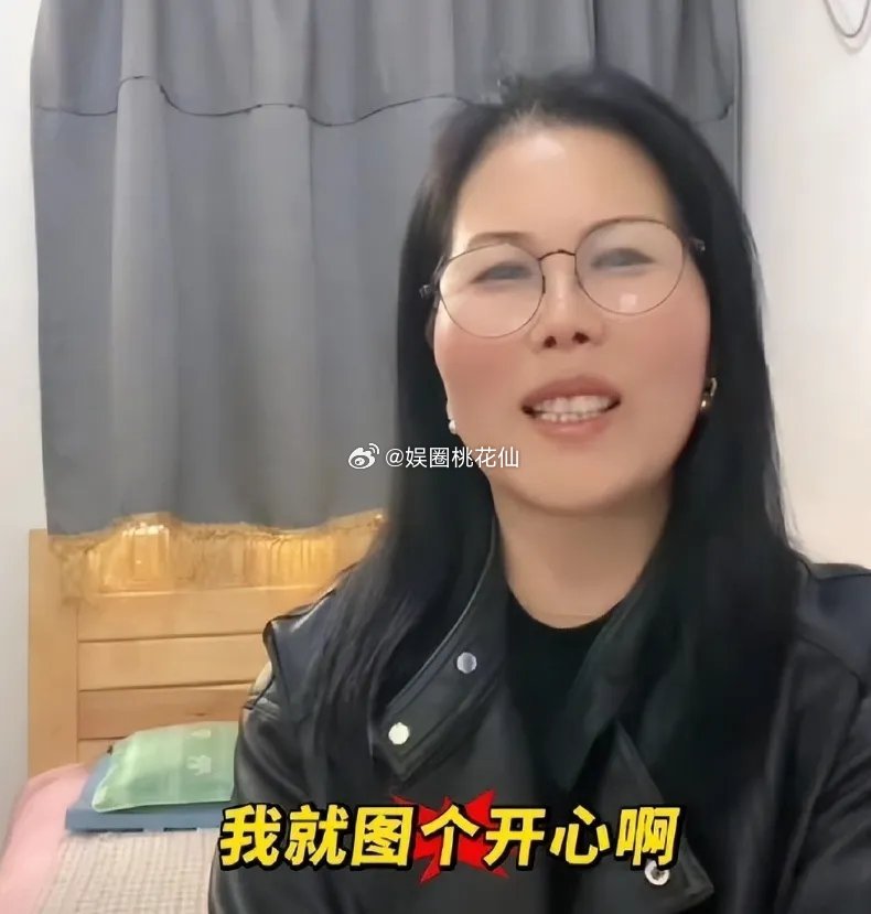 小杨阿姨签证终于下来啦，开心得都载歌载舞了工作这下稳稳保住，还能配合演戏，她自己