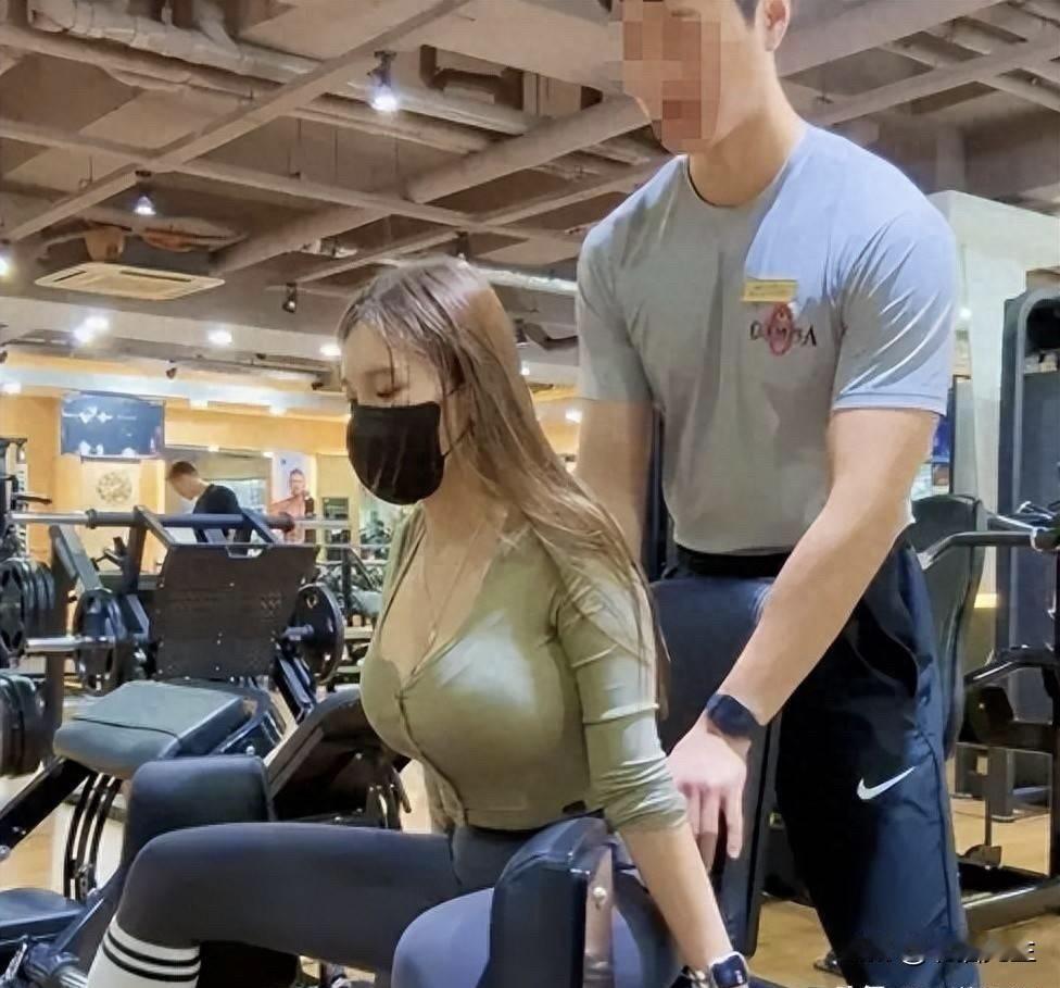 在“出轨”这出戏码里，总有人以为能耍些小聪明，一边维持着婚姻的外壳，一边在外头肆