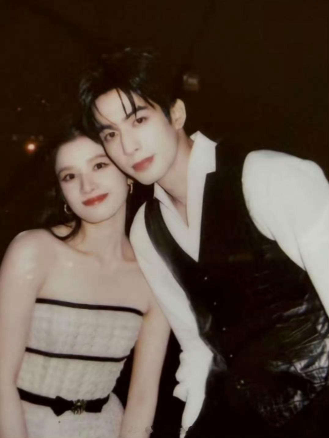 宋威龙张婧仪揽腰共舞好权威的两张脸啊