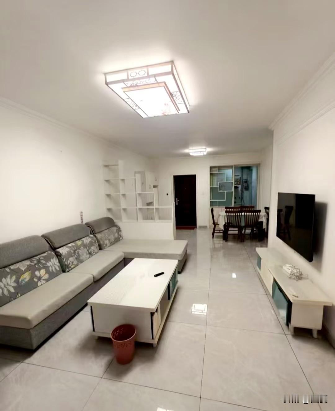 租的房子楼上有一对情侣，经常半夜吵架，有时候是十二点有时候三点有时候五点，而且叫