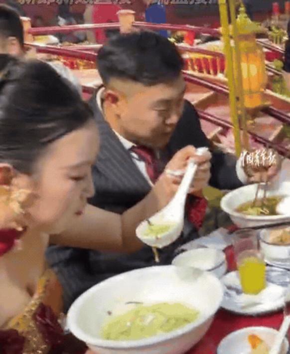 “太真实了！5月1日报道，山西，一对新人办完婚礼，婚宴刚结束，宾客也走得差不多了