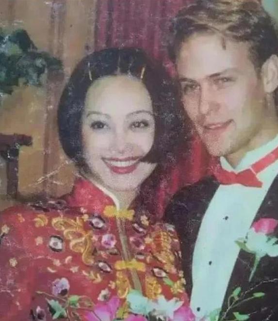 1997年，宁静嫁给美国演员保罗，保罗家里有5000亩土地，存款接近上亿元。第一