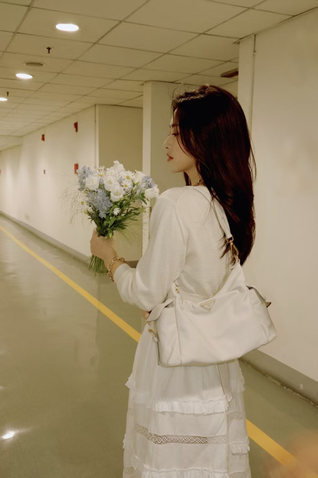 朱珠捧花回眸啊啊啊啊啊啊啊啊，朱珠捧花回眸也太美了！