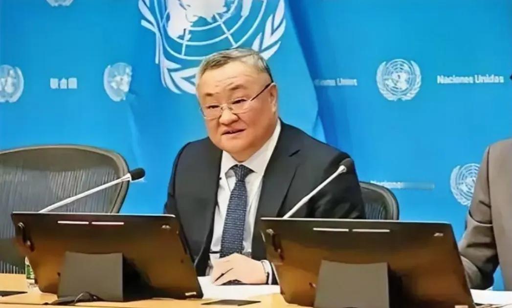 欠了46亿美元会费的美国，眼睁睁看着中国代表傅聪接过安理会主席的槌子。更绝的是，