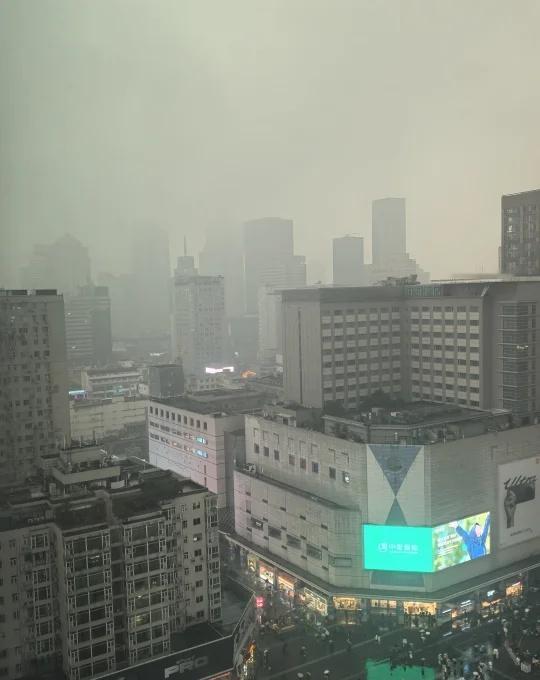 下午四点半的成都这是什么寂静岭啊今天成都天气也太致郁了看到广州同事发来的照