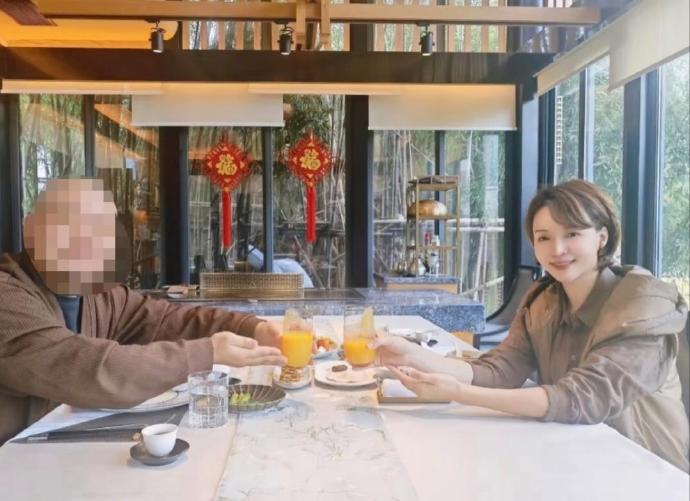 这是51岁董卿近照，看得出来她很好！​​​