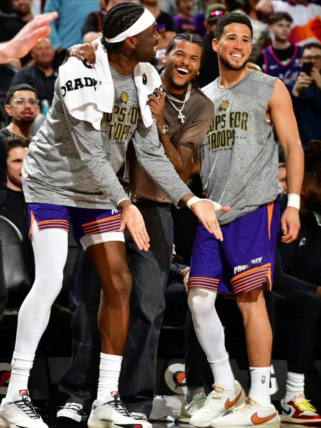 杰伦-格林谈到他在替补席上带来的活力时说：“当我看到队友们垂头丧气的时候，我总是