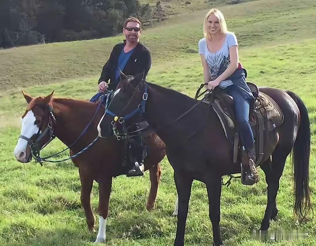 美国加州名模塔蒂亚娜，2011年与身家过亿的建筑商马克相遇，2012年结婚。婚后