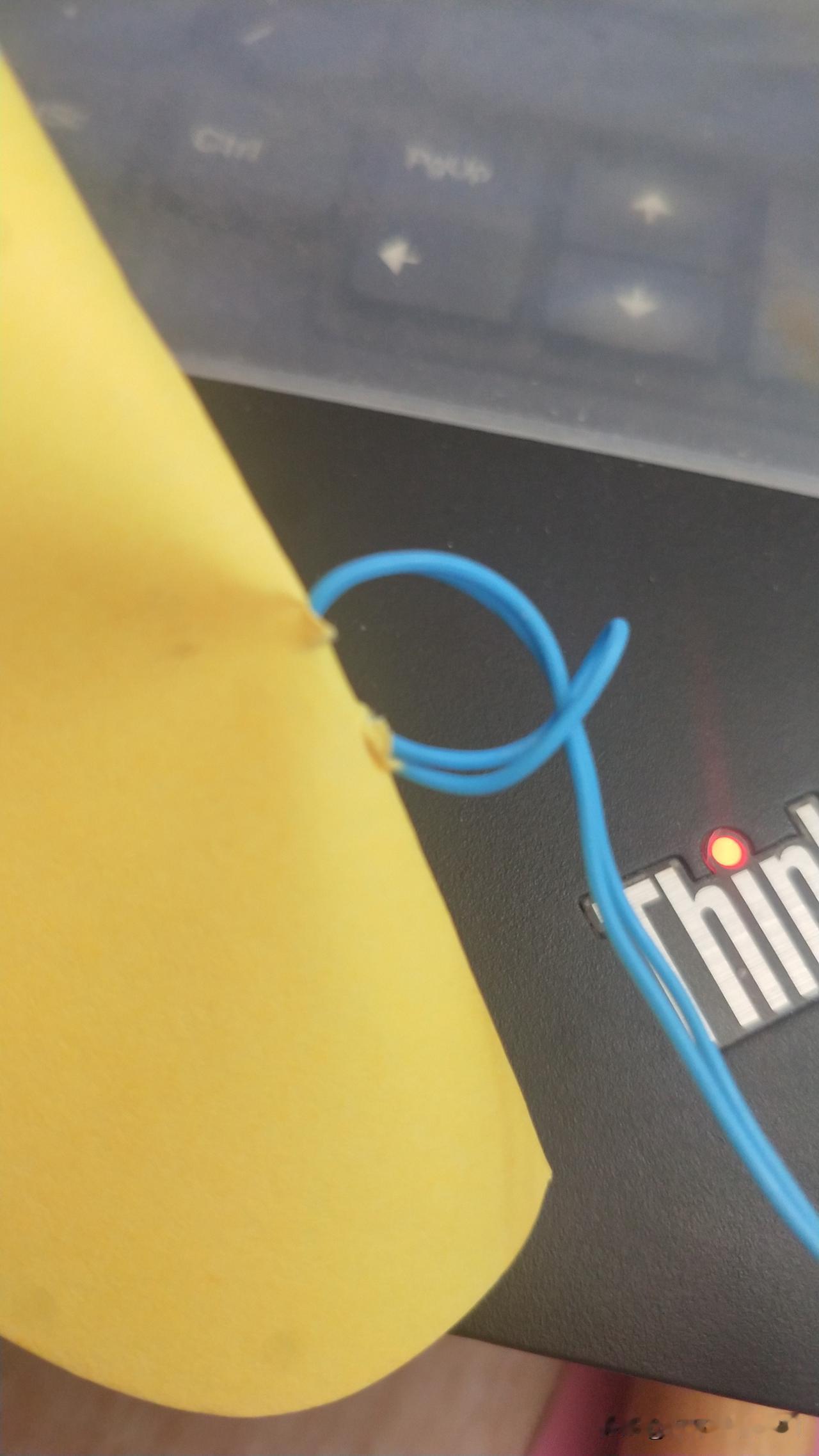 我是碰上灵异事件？还是进入四维空间了？手机挂绳一直按图一那样挂，但突然发现变成