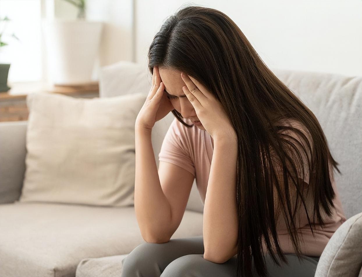 月经快要离开时，身体会给出3个提示，女性或该迎接绝经了女性步入四十岁之后，月