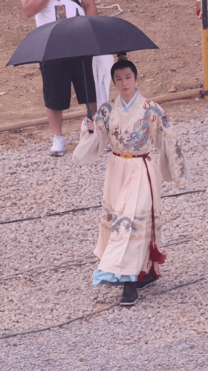 成毅的一组最新路透，有人说，“穿龙袍也不像太子!”也有人说，“他演的是东厂的