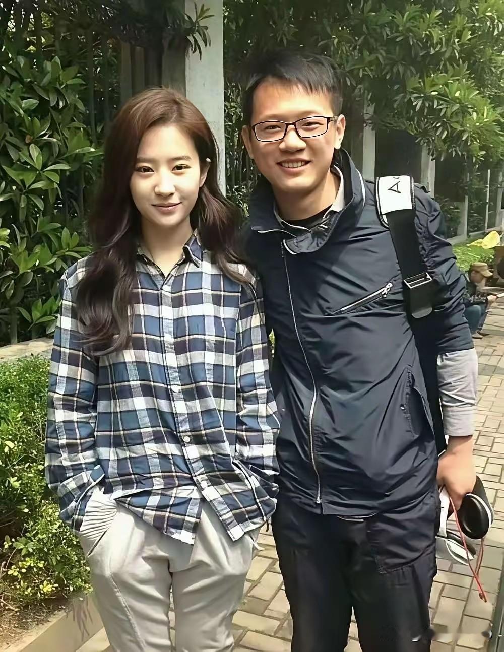 年轻时刘亦菲审美确实不怎么样，在服饰的搭配方面有一种乱糟糟的感觉，绝对不符合她“