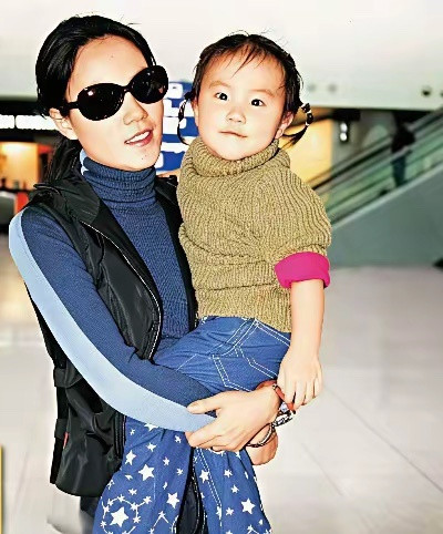 窦靖童有种与生俱来的气质，不愧是王菲窦唯的女儿，小小年纪大大的气场。