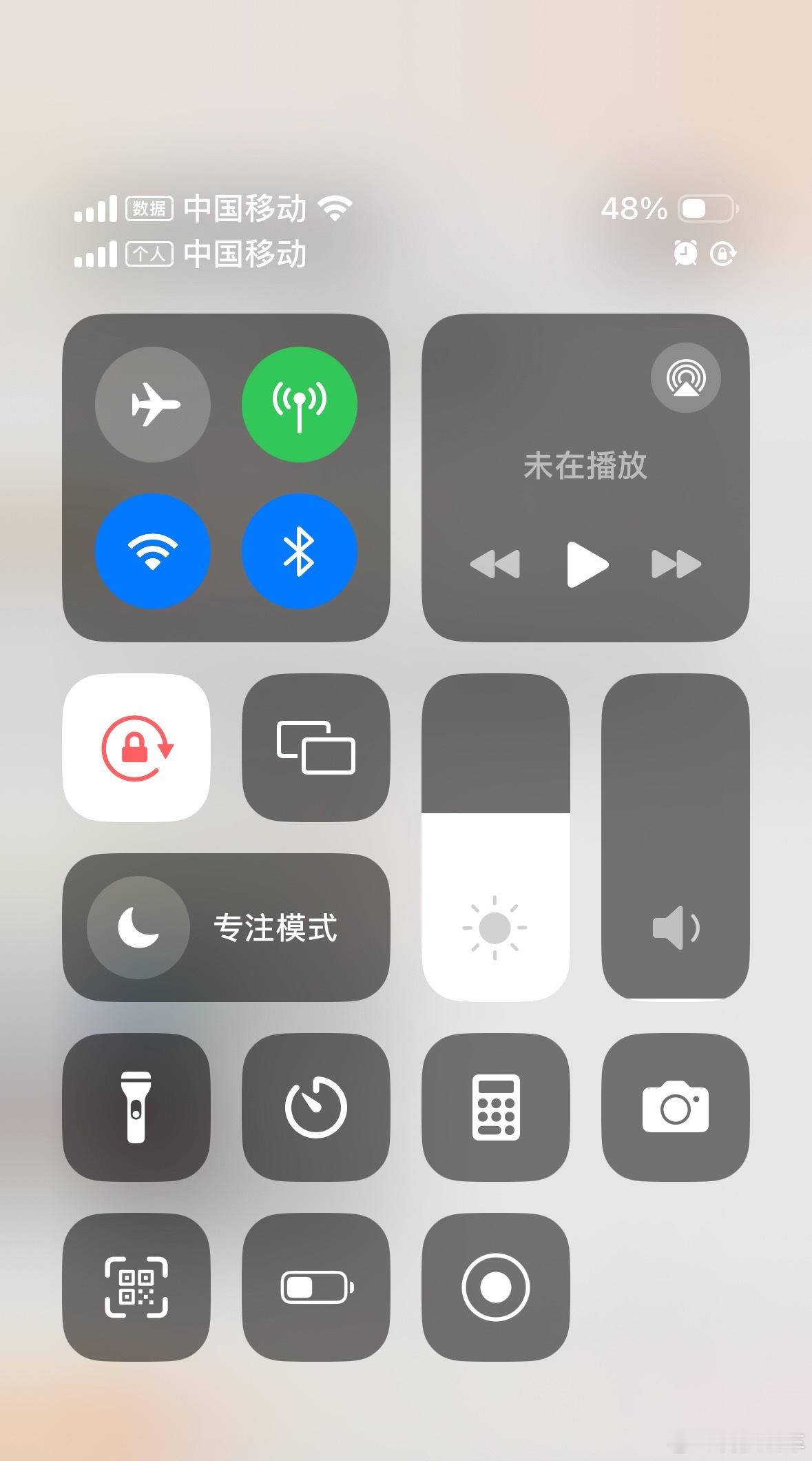 才知道苹果按右上角就能关机。看了一圈才发现得更新系统之后才会显示关机键，虽然感觉