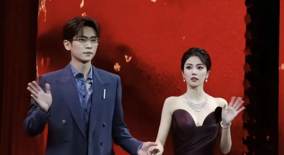 磊子宠溺的笑！期待和鹿鹿新的合作[捂脸哭]主要是白鹿气场太强大了，搁那一站就是女王