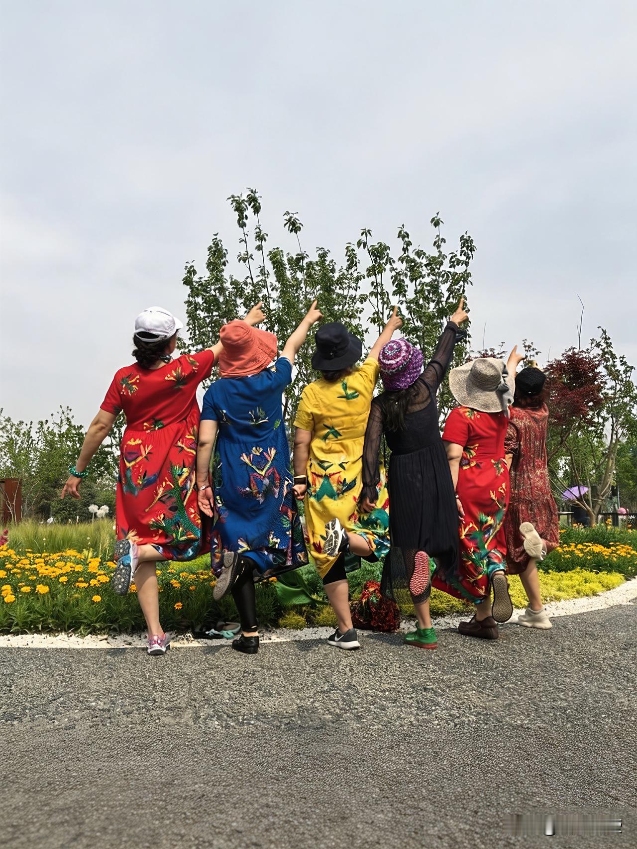 花一千多买一堆衣服值吗?实话实说，分怎么买。图便宜薅一大堆，大多不值。有