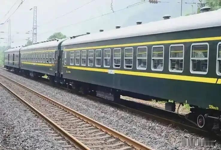 绿皮火车为什么永远不取消？列车员说的太有道理了。我们今天返城，是乘绿皮火车回