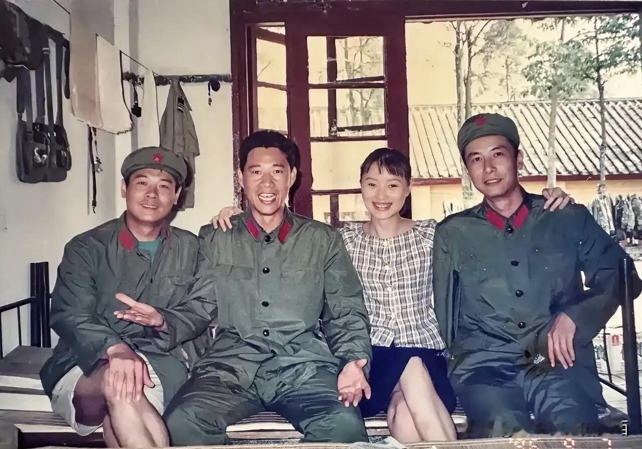 当年这些普普通通的演员们，现在都成为了一线大明星了。特别是照片里的吴越，她的脸小